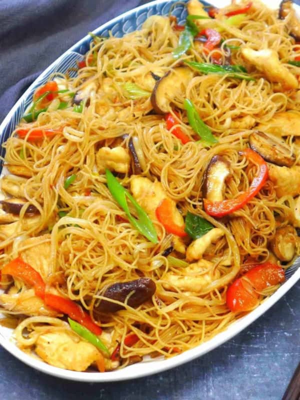 a plate of chicken chow mei fun.