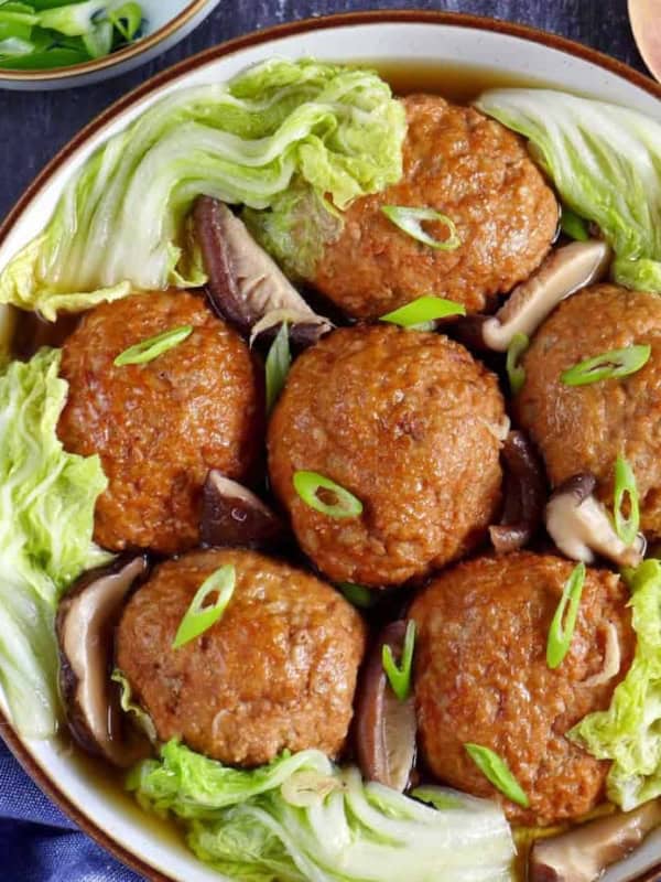 Six lion's head meatballs in a plate