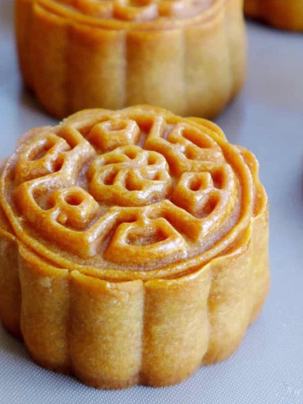 A baked cantonese mooncake.