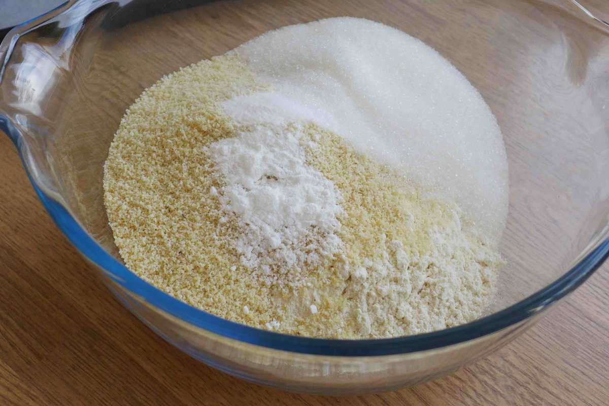 flour, almond flour, sugar, baking powder, baking soda, and salt in a bowl.