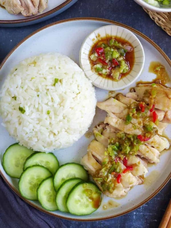 Steamed rice, sliced chicken, cucumber and sauce