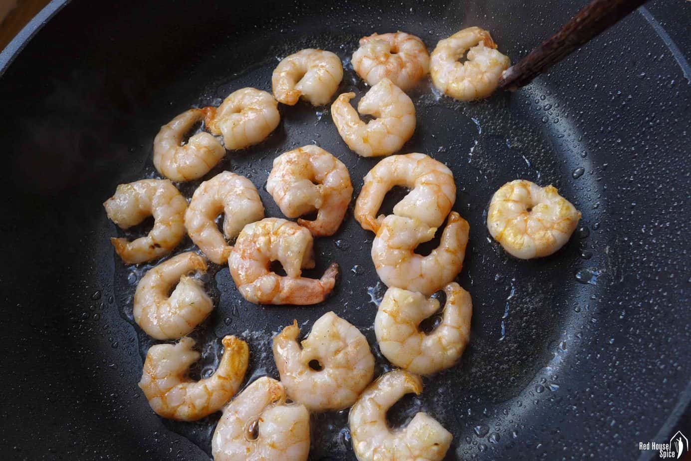 Pan-frying shrimp