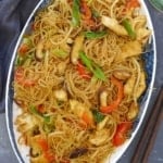 a plate of chicken chow mei fun.