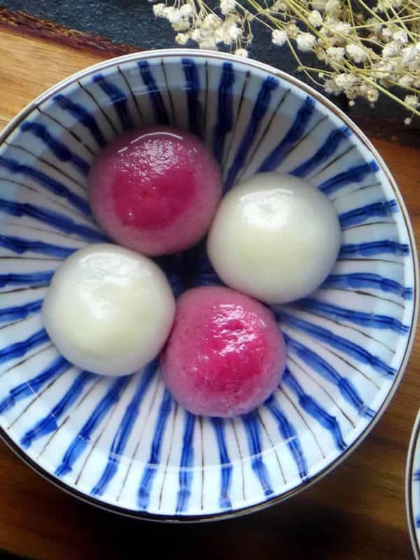 Four glutinous rice balls in a bowl